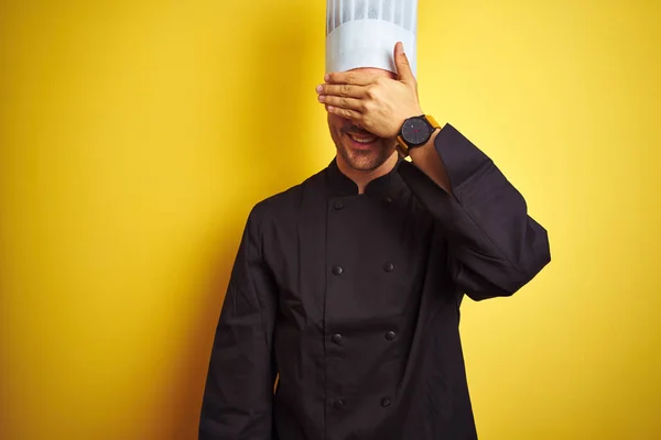 Homem Jovem Chef Vestindo Uniforme Chapéu Sobre Fundo Amarelo Isolado — Fotografia de Stock