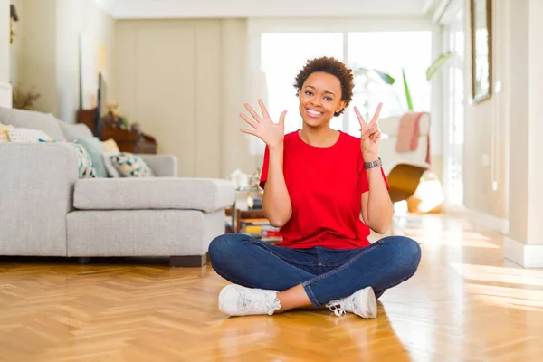 Jovem Bela Mulher Afro Americana Sentada Chão Casa Mostrando Apontando — Fotografia de Stock