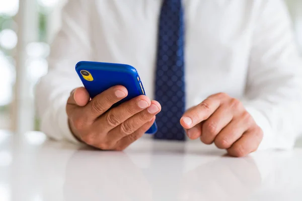 Nahaufnahme Von Geschäftsmannhänden Mit Smarpthone — Stockfoto