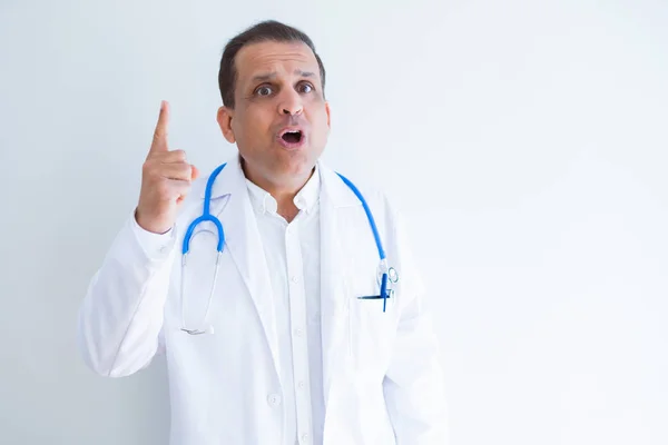 Orta Yaş Doktor Adam Stetoskop Beyaz Arka Plan Üzerinde Tıbbi — Stok fotoğraf