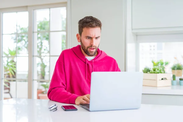 Bonito Homem Trabalhando Usando Laptop Computador Com Medo Chocado Com — Fotografia de Stock