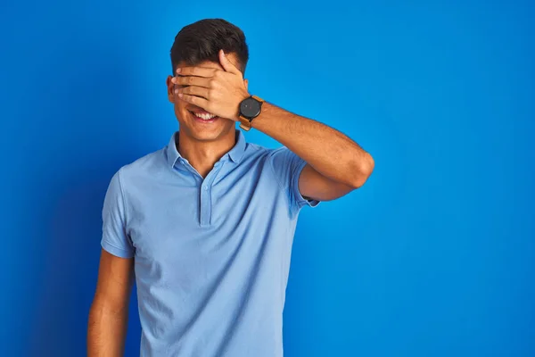 Homem Indiano Jovem Vestindo Pólo Casual Sobre Fundo Azul Isolado — Fotografia de Stock