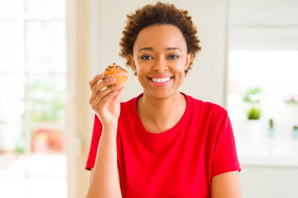 Jeune Femme Afro Américaine Mangeant Des Muffins Aux Pépites Chocolat — Photo