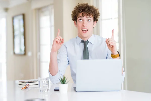 Young Business Man Working Computer Laptop Office Amazed Surprised Looking — Stock Photo, Image