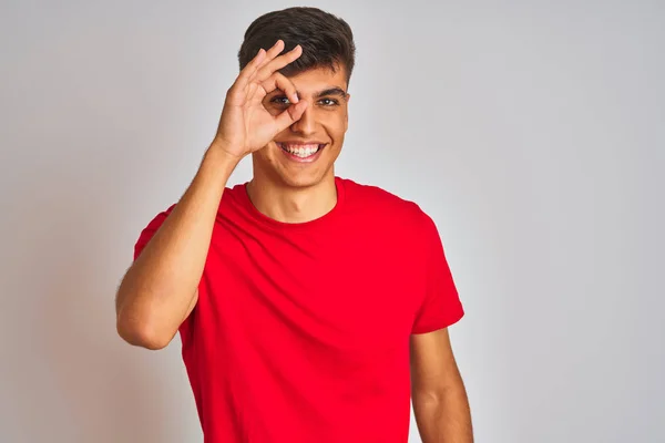 Jovem Indiana Homem Vestindo Vermelho Shirt Sobre Isolado Branco Fundo — Fotografia de Stock