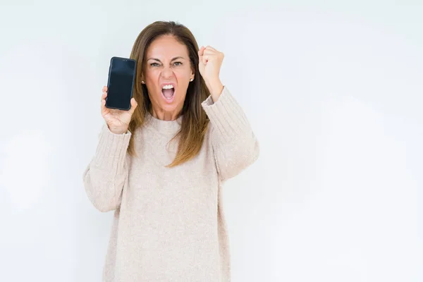 Kobieta Średnim Wieku Pokazując Ekran Smartphone Białym Tle Zdenerwowany Sfrustrowani — Zdjęcie stockowe