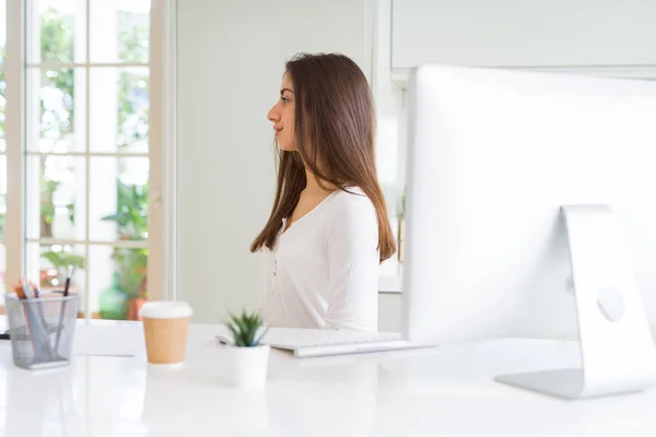 Belle Jeune Femme Travaillant Aide Ordinateur Regardant Vers Côté Pose — Photo