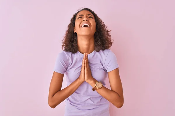 Fiatal Brazil Visel Póló Áll Elszigetelt Rózsaszín Háttér Koldulás Imádkozik — Stock Fotó