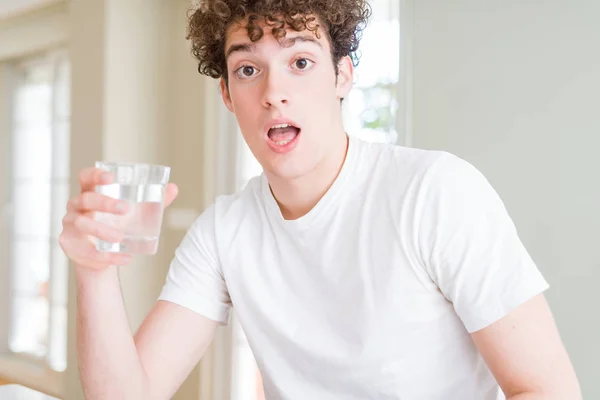 Jeune Homme Buvant Verre Eau Maison Effrayé État Choc Avec — Photo