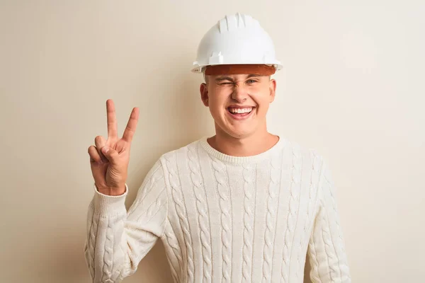 Knappe Architect Man Dragen Veiligheidshelm Staande Geïsoleerde Witte Achtergrond Glimlachend — Stockfoto