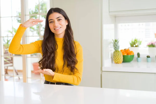 Joven Mujer Hermosa Casa Mesa Blanca Gesto Con Las Manos —  Fotos de Stock