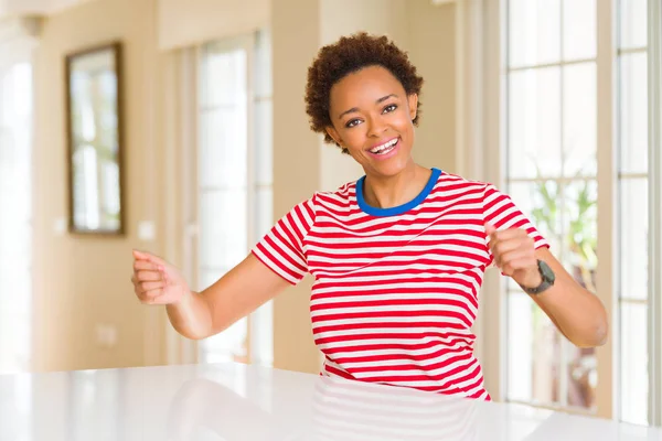 Ung Vacker Afrikansk Amerikansk Kvinna Hemma Dansar Glad Och Glad — Stockfoto