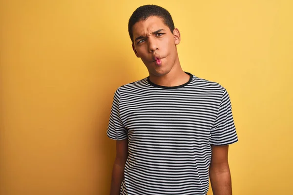 Homem Árabe Bonito Jovem Vestindo Marinho Listrado Shirt Sobre Fundo — Fotografia de Stock