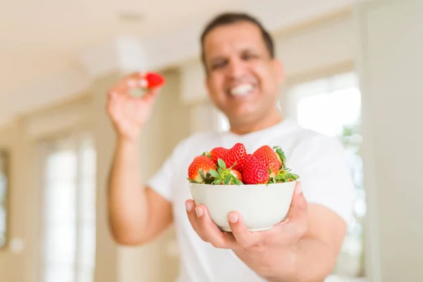 Hombre Mediana Edad Comiendo Straweberry Casa —  Fotos de Stock