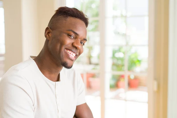 Bonito Jovem Africano Sorrindo Alegre Com Grande Sorriso Rosto — Fotografia de Stock