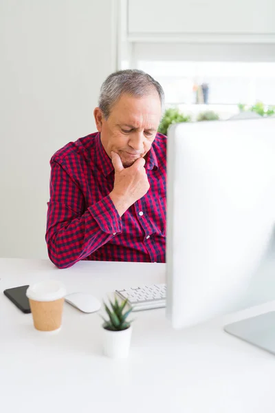 Przystojny mężczyzna senior pracę z komputerem, patrząc koncentratu — Zdjęcie stockowe