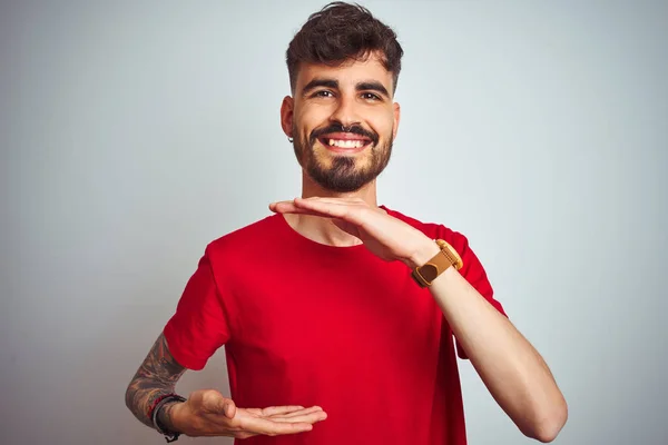 Jovem Com Tatuagem Vestindo Camiseta Vermelha Sobre Fundo Branco Isolado — Fotografia de Stock