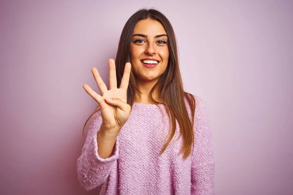 Ung Vacker Kvinna Klädd Casual Tröja Stående Över Isolerad Rosa — Stockfoto