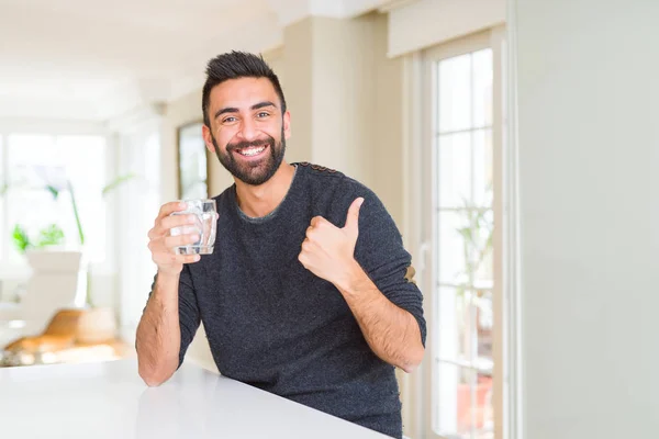 Hombre Hispano Guapo Bebiendo Vaso Agua Fresca Feliz Con Una — Foto de Stock