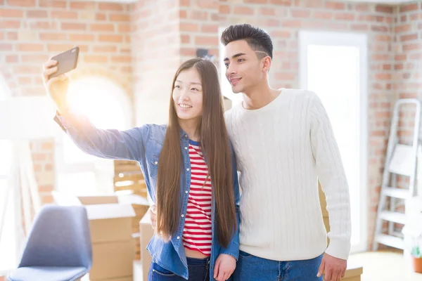 Giovane Coppia Asiatica Sorridente Scattare Selfie Foto Con Smartphone Trasferirsi — Foto Stock