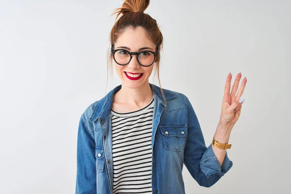 Redhead Kvinna Klädd Randig Shirt Denim Skjorta Och Glasögon Över — Stockfoto