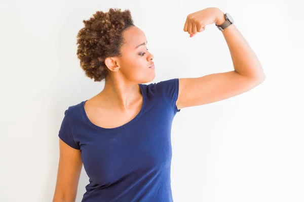 Jonge Mooie Afrikaanse Amerikaanse Vrouw Witte Achtergrond Toont Arms Spieren — Stockfoto