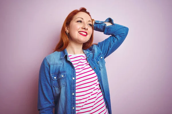 Hermosa Mujer Pelirroja Con Camisa Mezclilla Camiseta Rayas Sobre Fondo — Foto de Stock