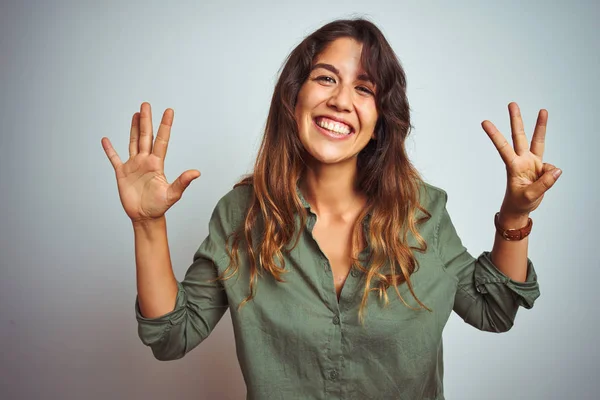 Giovane Bella Donna Indossa Camicia Verde Piedi Sopra Sfondo Grigio — Foto Stock