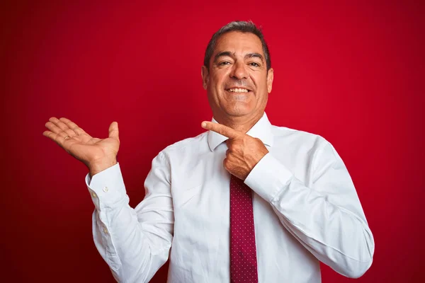 Przystojny Średnim Wieku Biznesmen Stojący Białym Tle Czerwone Zdumiony Uśmiechnięty — Zdjęcie stockowe