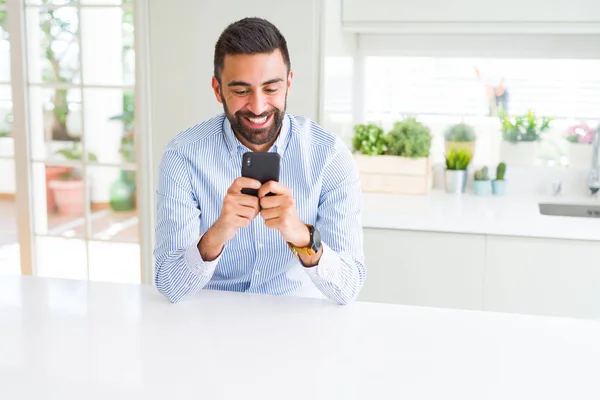 Bello Uomo Affari Ispanico Utilizzando Smartphone Con Viso Felice Piedi — Foto Stock