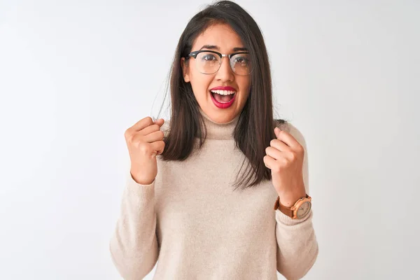 Donna Cinese Indossa Maglione Dolcevita Occhiali Sfondo Bianco Isolato Urlando — Foto Stock