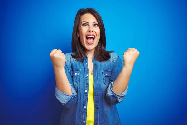 Junge Schöne Brünette Frau Lässiger Blauer Jeansjacke Über Blauem Isoliertem — Stockfoto