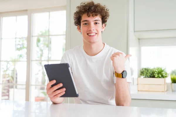 Ung Man Som Använder Pekplattan Tablet Pekar Och Visar Med — Stockfoto