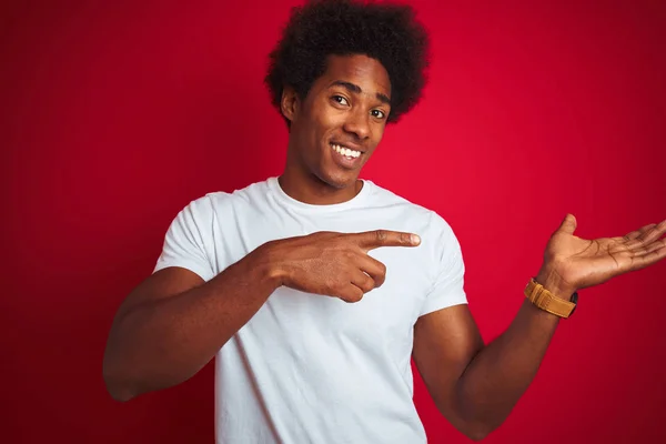 Ung Amerikansk Man Med Afro Hår Klädd Vit Shirt Stående — Stockfoto