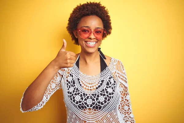 Jovem Americana Africana Com Cabelo Afro Vestindo Biquíni Óculos Sol — Fotografia de Stock