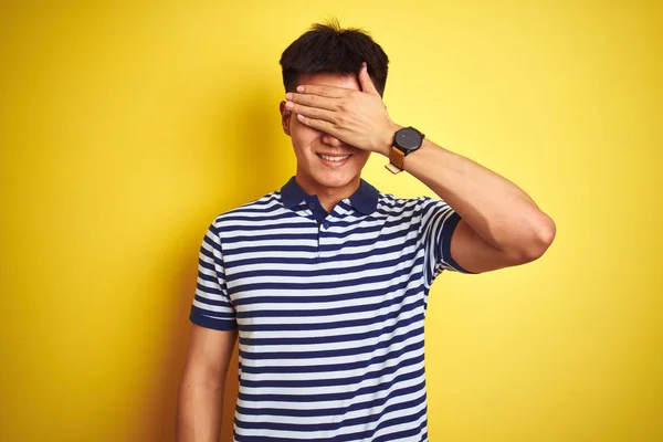Jonge Aziatische Chinese Man Dragen Gestreepte Polo Staande Geïsoleerde Gele — Stockfoto