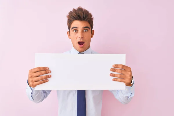 Jonge Knappe Zakenman Holding Banner Staande Geïsoleerde Roze Achtergrond Bang — Stockfoto