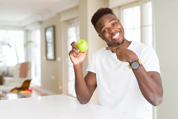 Mladý Afričan Americký Muž Který Jedl Čerstvé Zelené Jablko Velmi — Stock fotografie