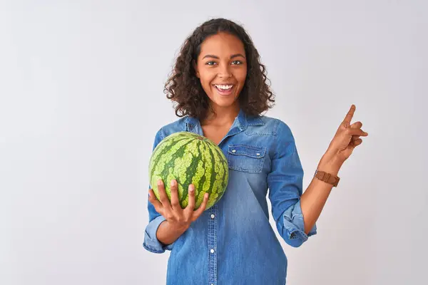 Ung Brasiliansk Kvinna Som Innehar Vattenmelon Stående Över Isolerad Vit — Stockfoto