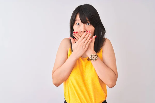 Jonge Mooie Chinese Vrouw Dragen Geel Shirt Geïsoleerde Witte Achtergrond — Stockfoto