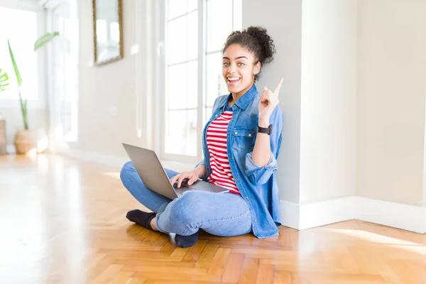Mujer Afroamericana Joven Sentada Suelo Usando Computadora Portátil Muy Feliz —  Fotos de Stock