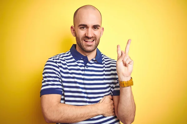 Ung Skallig Man Med Skägg Bär Casual Randig Blå Shirt — Stockfoto