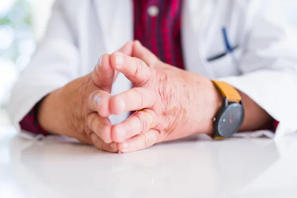 Primer plano del médico tocando los dedos —  Fotos de Stock