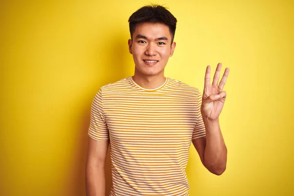 Joven Asiático Chino Hombre Usando Camiseta Pie Sobre Aislado Amarillo — Foto de Stock