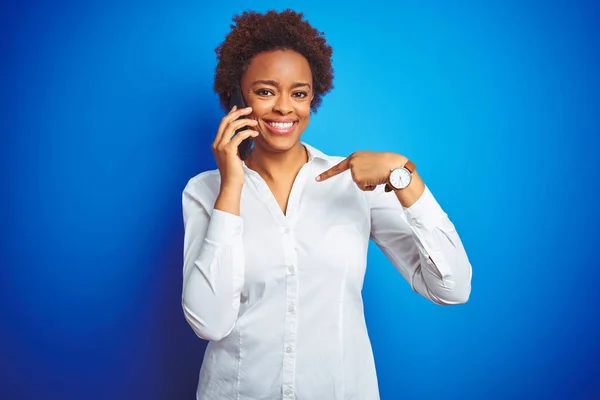 Afro Amerikaanse Vrouw Praten Smartphone Blauwe Geïsoleerde Achtergrond Met Verrassing — Stockfoto