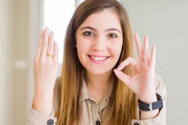 Mooie Jonge Vrouw Toont Alliance Ring Bij Hand Doen Teken — Stockfoto