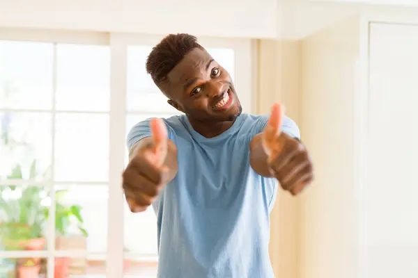 英俊的非洲年轻人做大拇指的手势 伟大的象征 成功微笑兴奋 — 图库照片