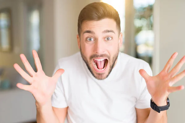 Homem Bonito Jovem Vestindo Shirt Branca Casual Casa Celebrando Louco — Fotografia de Stock