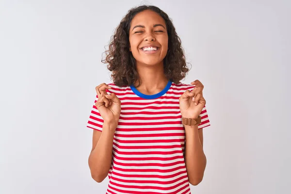 Jovem Brasileira Vestindo Camiseta Listrada Vermelha Sobre Fundo Branco Isolado — Fotografia de Stock