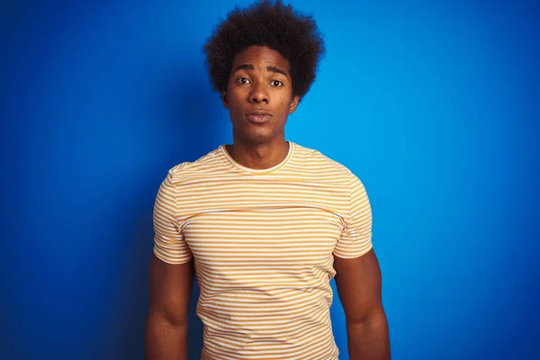 Amerikanischer Mann Mit Afro Haaren Der Ein Gestreiftes Gelbes Shirt — Stockfoto